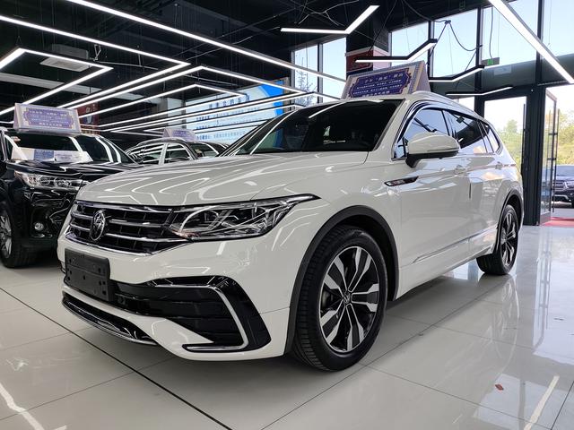 Volkswagen Tiguan 2022, 2 л турбо, робот (DCT), передний, пробег 60 000 км — авто из Китая с пробегом