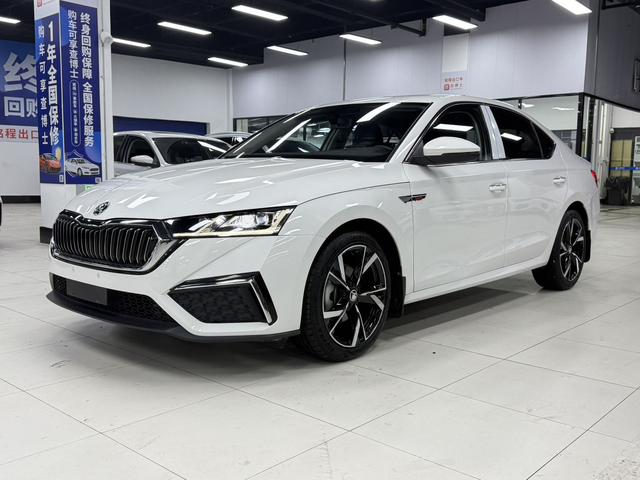 Skoda Octavia 2022, 1.4 л турбо, робот (DCT), передний, пробег 33 000 км — авто из Китая с пробегом
