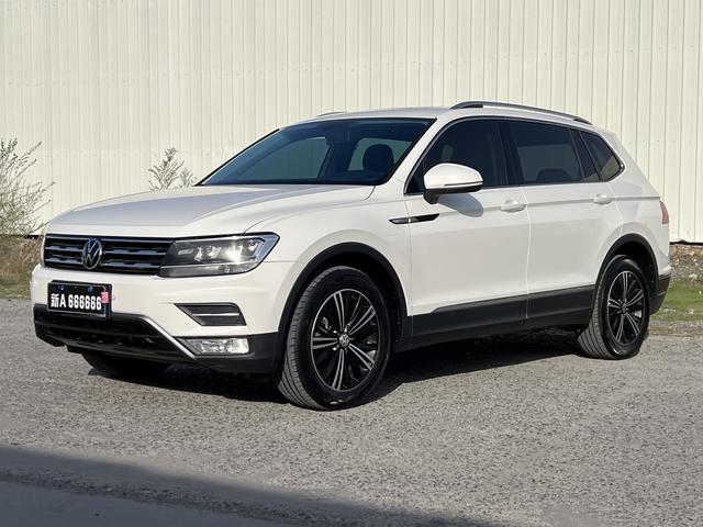Volkswagen Tiguan 2021, 2 л турбо, робот (DCT), передний, пробег 130 000 км — авто из Китая с пробегом