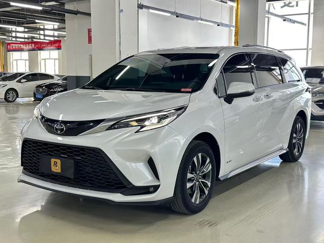 Toyota Grevia 2024, 2.5 л, вариатор (CVT), полный, пробег 30 000 км — авто из Китая с пробегом