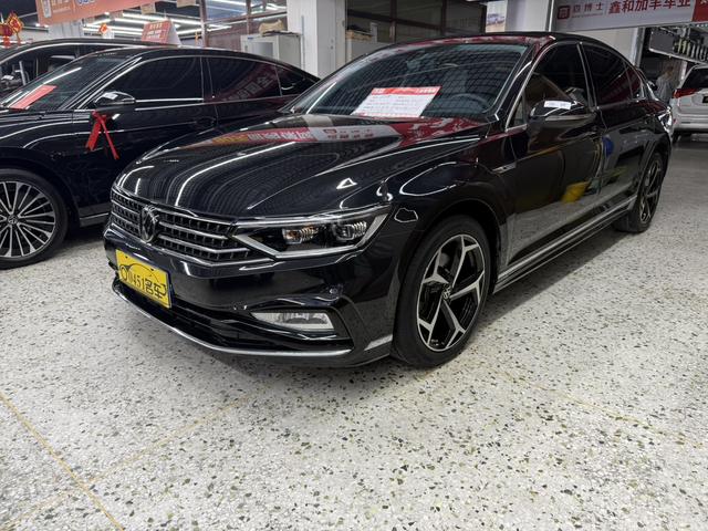 Volkswagen Passat 2023, 2 л турбо, робот (DCT), передний, пробег 34 000 км — авто из Китая с пробегом