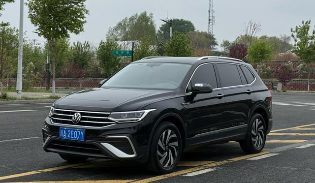 Volkswagen Tiguan 2023, 1.4 л турбо, робот (DCT), передний, пробег 32 000 км — авто из Китая с пробегом