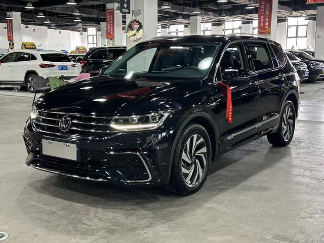 Volkswagen Tiguan 2024, 2 л турбо, робот (DCT), передний, пробег 27 000 км — авто из Китая с пробегом
