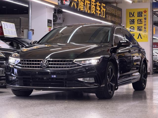 Volkswagen Passat 2023, 2 л турбо, робот (DCT), передний, пробег 44 000 км — авто из Китая с пробегом