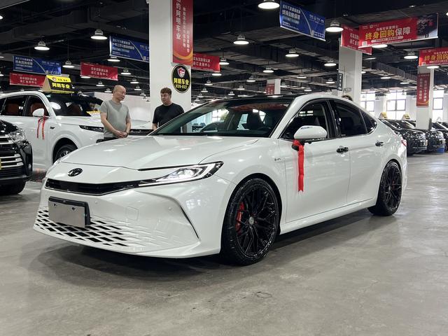 Toyota Camry 2024, 2 л, вариатор (CVT), передний, пробег 31 000 км — авто из Китая с пробегом