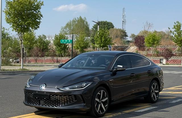 Volkswagen Lingdu 2022, 1.4 л турбо, робот (DCT), передний, пробег 44 000 км — авто из Китая с пробегом