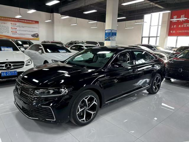 Volkswagen Passat 2026, 2 л турбо, 7-ступенчатая двойное сцепление, Передний привод, пробег 200 км — авто из Китая с пробегом