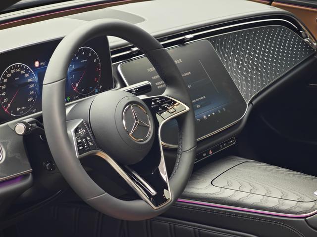 Mercedes-Benz E-Class 2025, фото 14