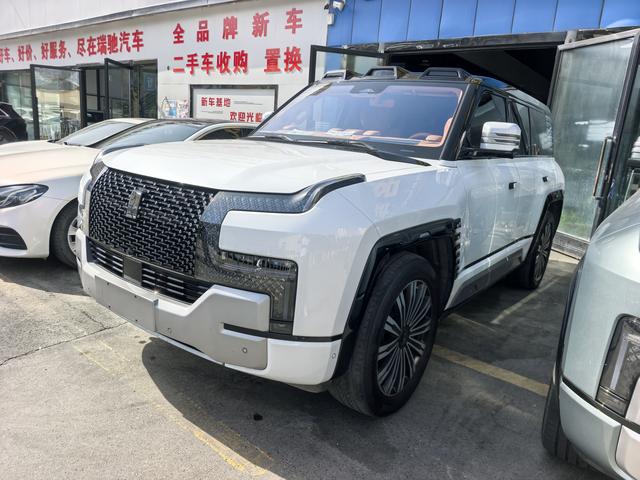 Yangwang U8 2023, 2 л турбо, электропривод, -, пробег 50 000 км — авто из Китая с пробегом