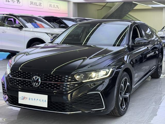 Volkswagen Passat 2025, 2 л турбо, робот (DCT), передний, пробег 27 000 км — авто из Китая с пробегом