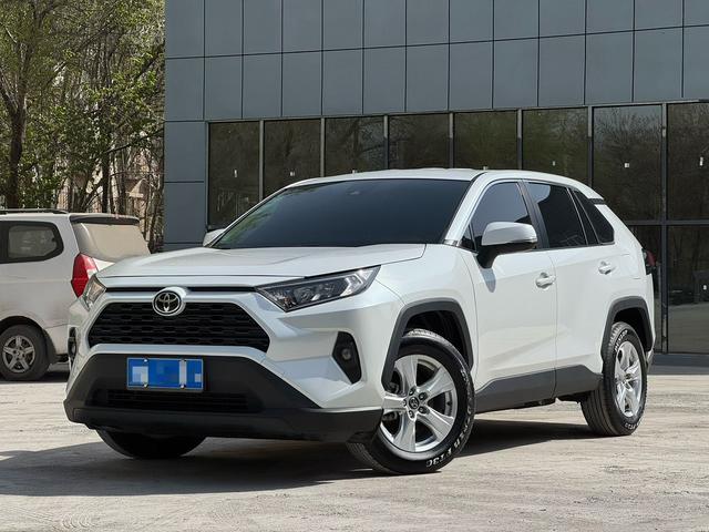 Toyota RAV4 2024, 2 л, вариатор (CVT), передний, пробег 18 000 км — авто из Китая с пробегом