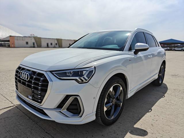 Audi Q3 2022, 1.4 л турбо, робот (DCT), передний, пробег 27 000 км — авто из Китая с пробегом