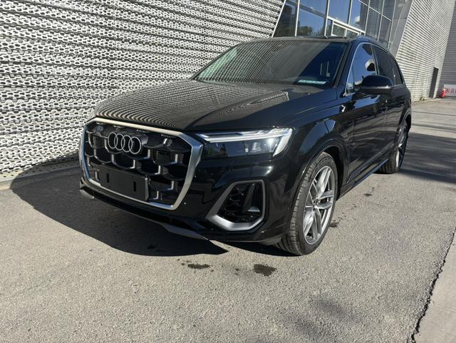 Audi Q7 2025, 3 л турбо, автомат, полный, пробег 5 000 км — авто из Китая с пробегом