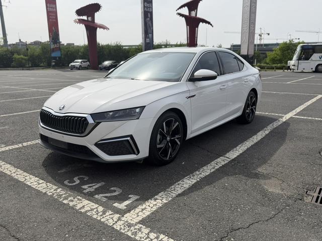 Skoda Octavia 2022, 1.4 л турбо, робот (DCT), передний, пробег 33 000 км — авто из Китая с пробегом