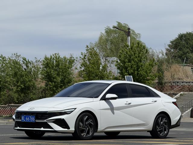 Hyundai Elantra 2023, 1.5 л, вариатор (CVT), передний, пробег 14 000 км — авто из Китая с пробегом
