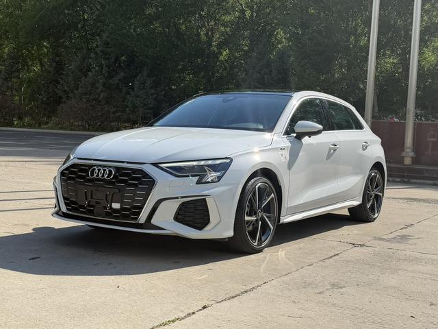 Audi A3 2023, 1.4 л турбо, 7-ступенчатая двойное сцепление, Передний привод, пробег 36 000 км — авто из Китая с пробегом