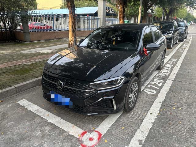 Volkswagen Lavida 2023, 1.4 л турбо, робот (DCT), передний, пробег 14 300 км — авто из Китая с пробегом