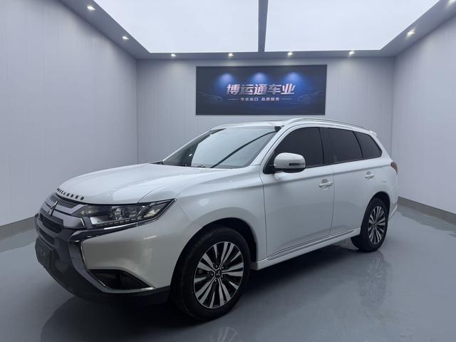 Mitsubishi Outlander 2021, 2 л, вариатор (CVT), передний, пробег 32 000 км — авто из Китая с пробегом