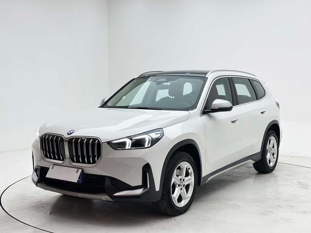 BMW X1 2023, 1.5 л турбо, робот (DCT), передний, пробег 27 000 км — авто из Китая с пробегом
