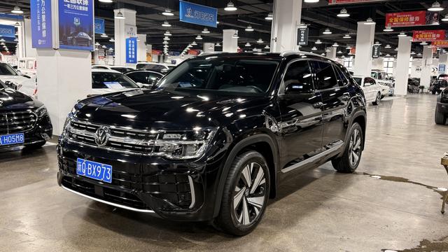 Volkswagen Teramont 2023, 2 л турбо, робот (DCT), полный, пробег 42 000 км — авто из Китая с пробегом