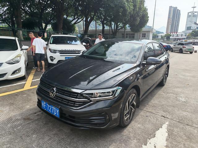 Volkswagen Jetta 2023, 1.4 л турбо, робот (DCT), передний, пробег 18 000 км — авто из Китая с пробегом