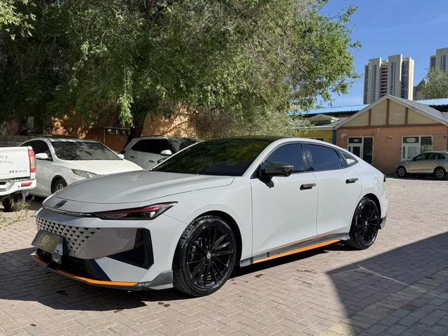 Changan UNI-V 2024, 1.5 л турбо, робот (DCT), передний, пробег 26 000 км — авто из Китая с пробегом