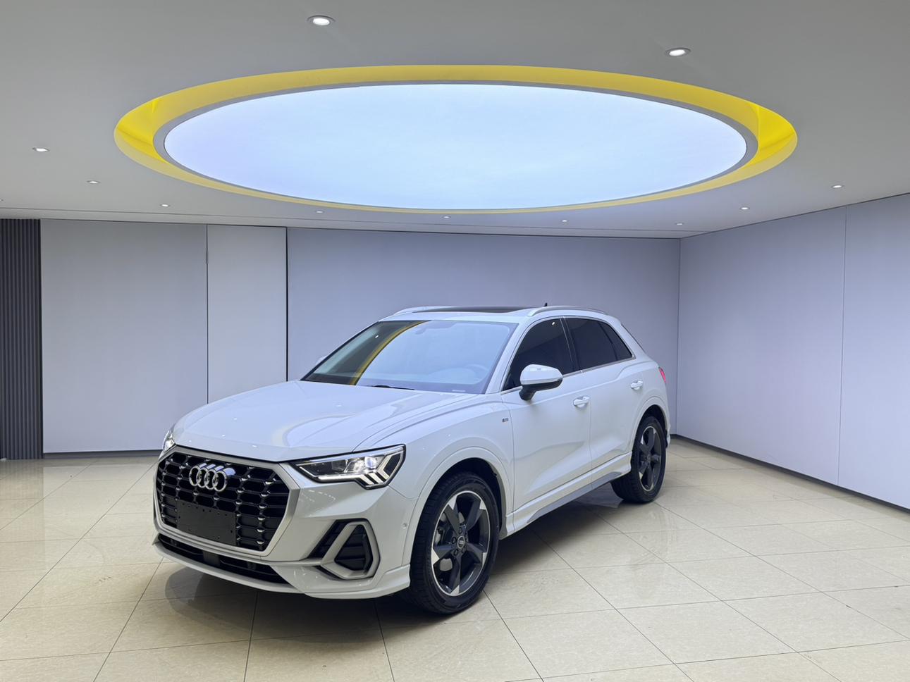 Audi Q3 2022, 1.4 л турбо, робот (DCT), передний, пробег 14 000 км — авто из Китая с пробегом