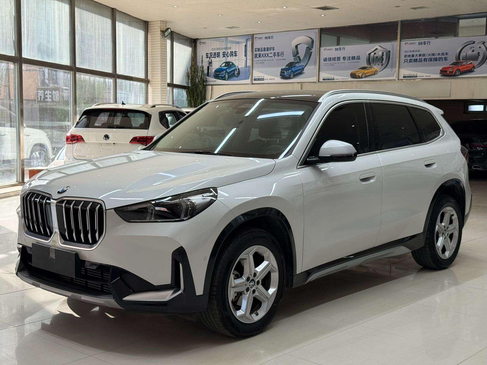 BMW X1 2023, 1.5 л турбо, 7-ступенчатая двойное сцепление, Передний привод, пробег 11 000 км — авто из Китая с пробегом
