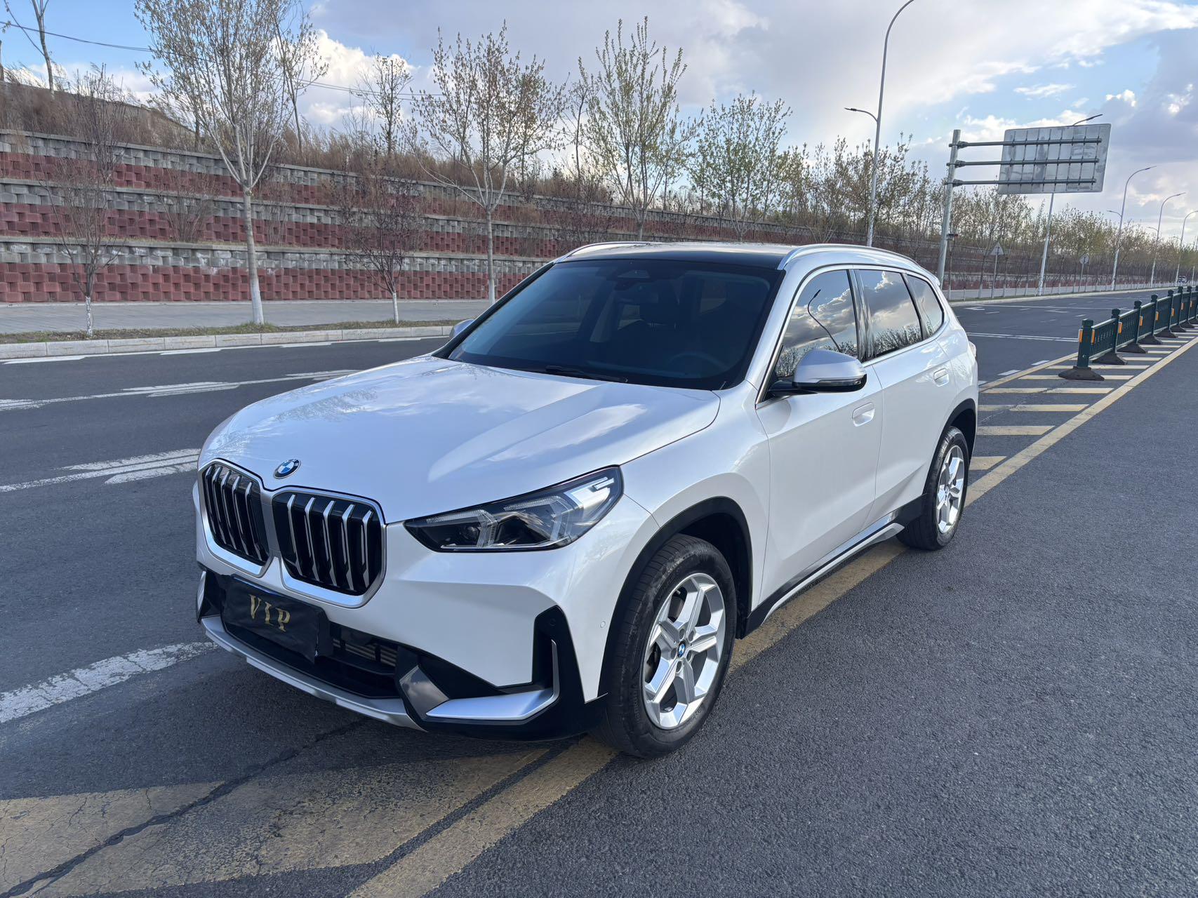 BMW X1 2023, 1.5 л турбо, робот (DCT), передний, пробег 22 000 км — авто из Китая с пробегом