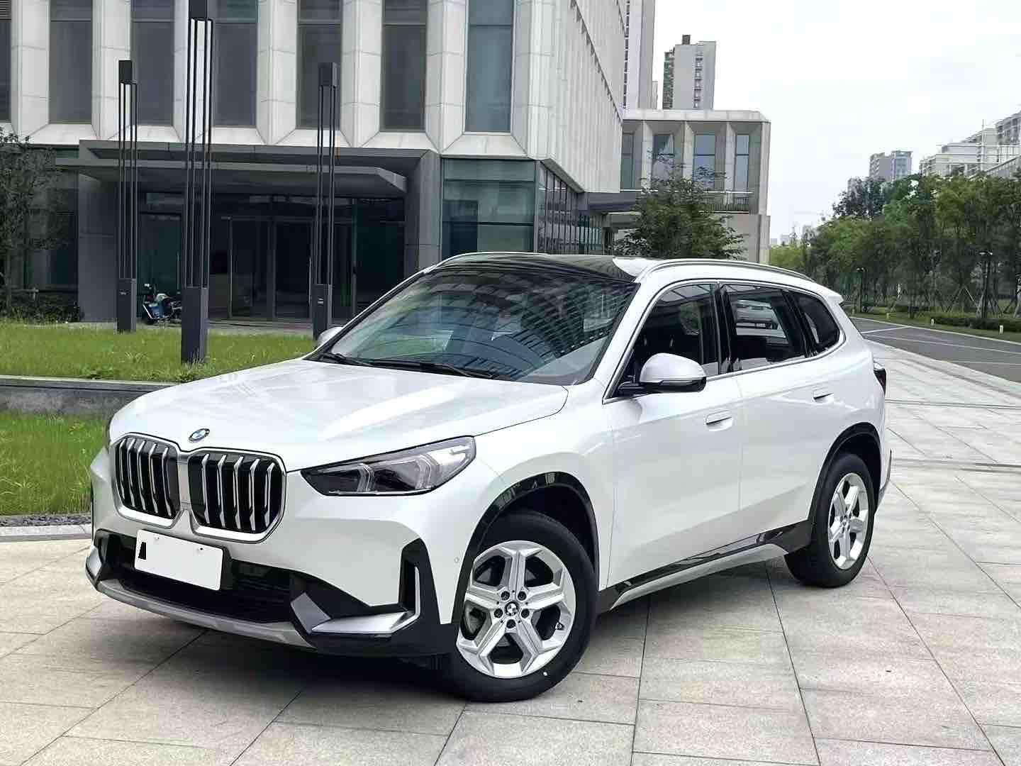 BMW X1 2023, 1.5 л турбо, робот (DCT), передний, пробег 17 400 км — авто из Китая с пробегом