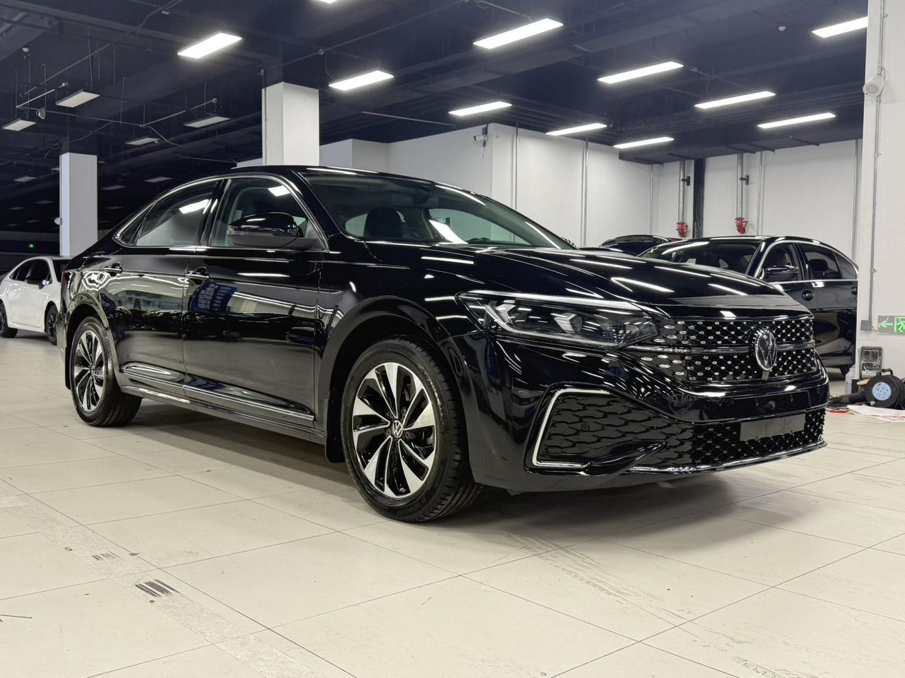 Volkswagen Passat 2023, фото 4