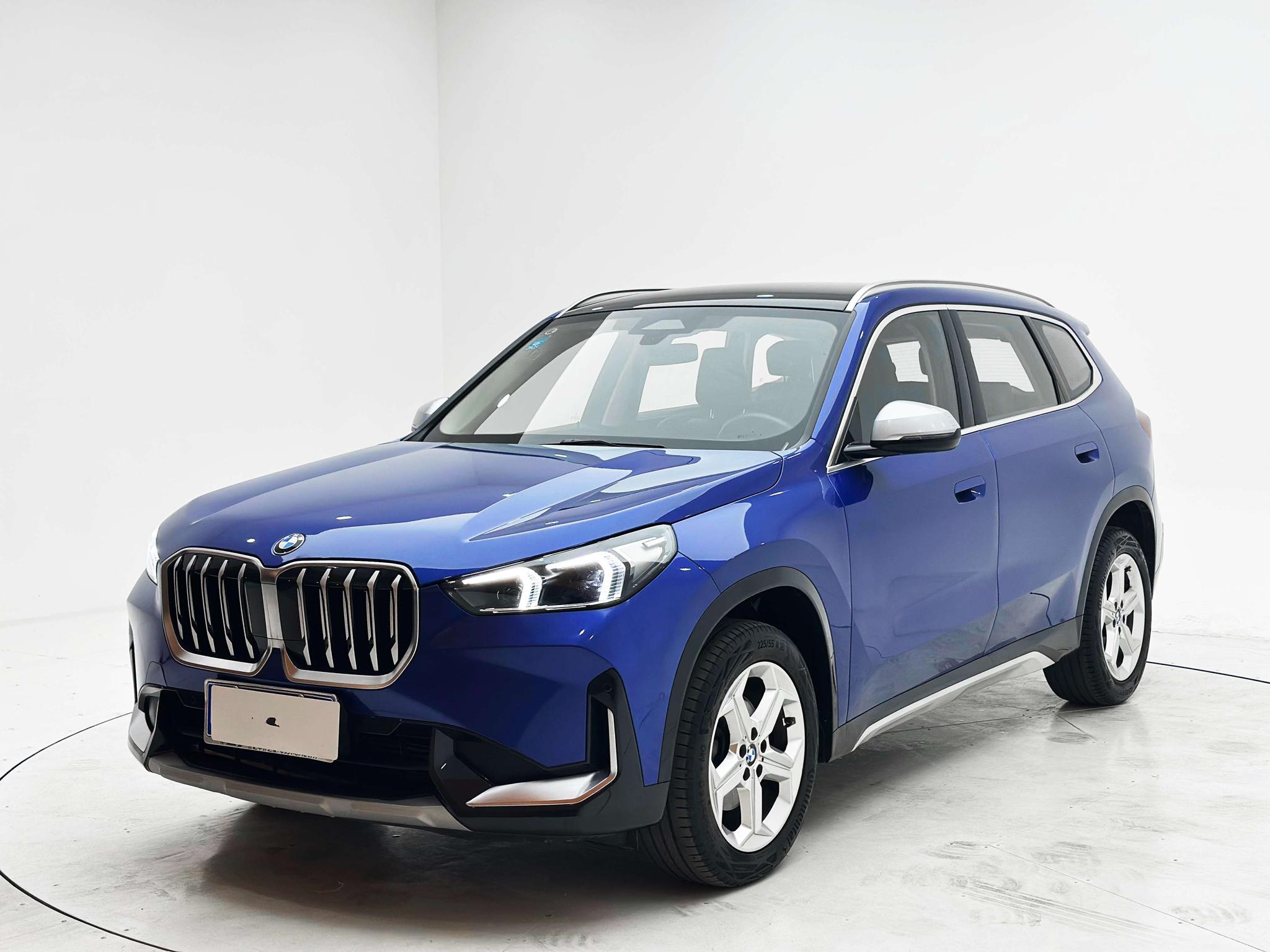 BMW X1 2023, 1.5 л турбо, робот (DCT), передний, пробег 38 500 км — авто из Китая с пробегом