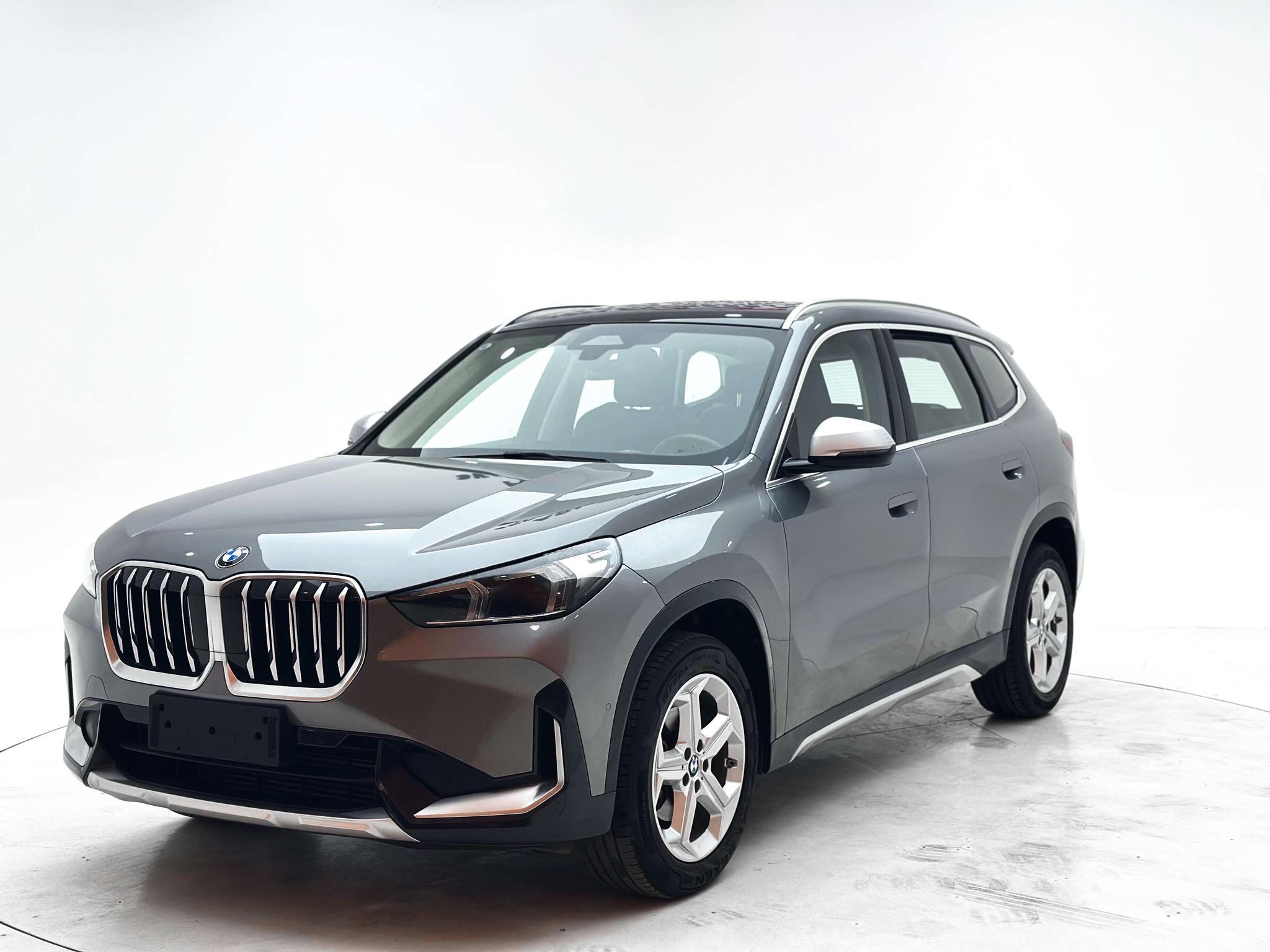 BMW X1 2023, 1.5 л турбо, робот (DCT), передний, пробег 53 600 км — авто из Китая с пробегом