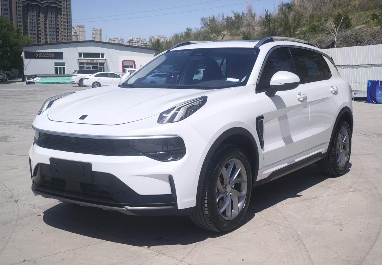 Lynk & Co 01 2023, 2 л турбо, автомат, передний, пробег 30 000 км — авто из Китая с пробегом