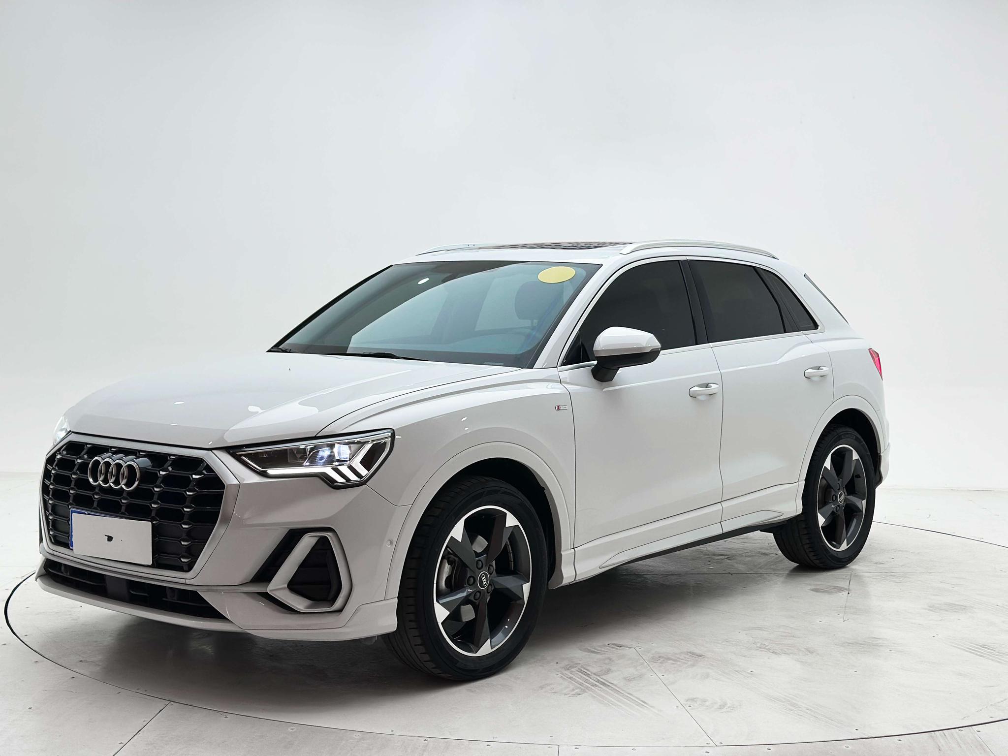 Audi Q3 2022, 1.4 л турбо, робот (DCT), передний, пробег 55 000 км — авто из Китая с пробегом