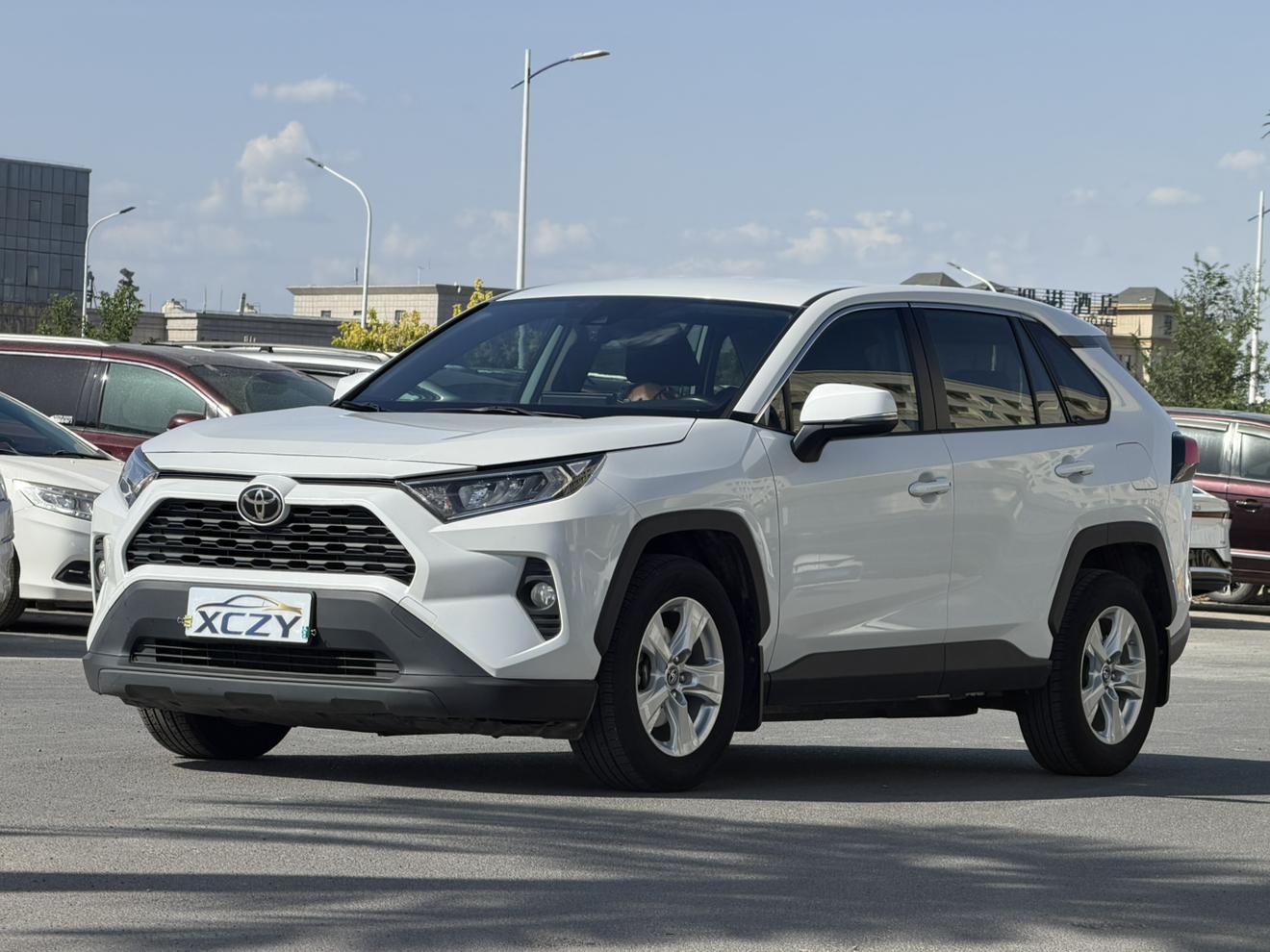 Toyota RAV4 2022, 2 л, вариатор (CVT), передний, пробег 49 800 км — авто из Китая с пробегом