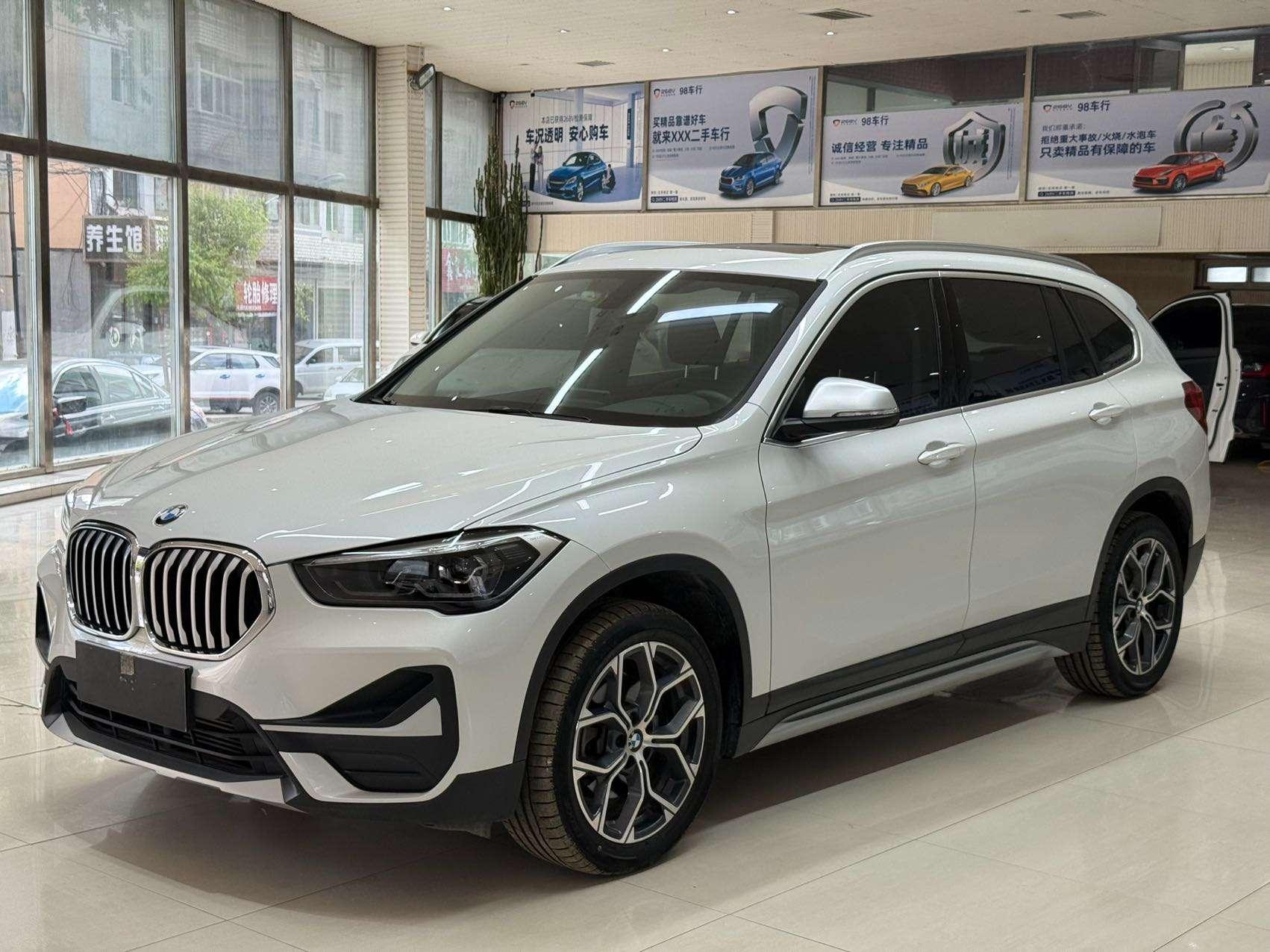 BMW X1 2022, 1.5 л турбо, робот (DCT), передний, пробег 18 000 км — авто из Китая с пробегом