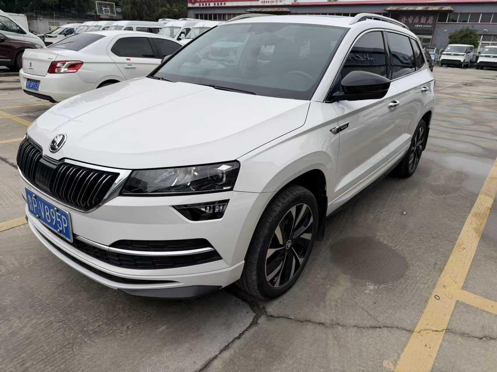 Skoda Karoq 2022, 1.4 л турбо, робот (DCT), передний, пробег 28 000 км — авто из Китая с пробегом
