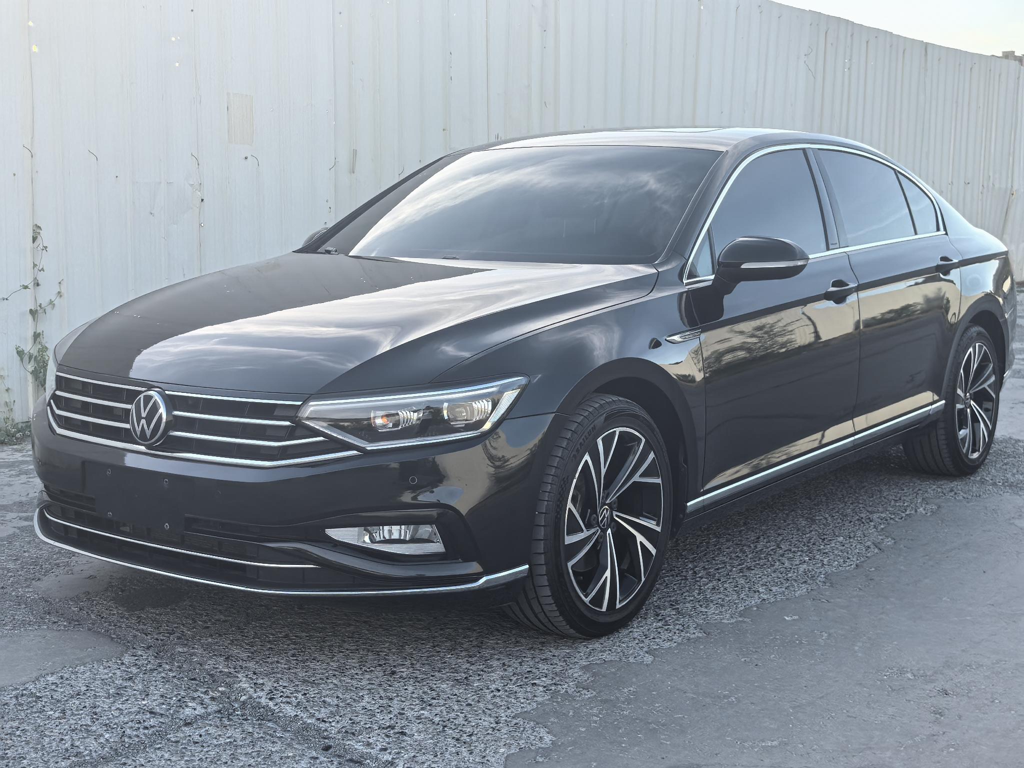 Volkswagen Passat 2021, 2 л турбо, робот (DCT), передний, пробег 130 000 км — авто из Китая с пробегом