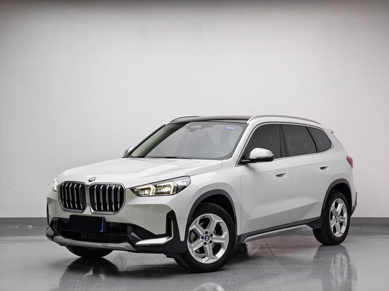 BMW X1 2023, 1.5 л турбо, робот (DCT), передний, пробег 27 000 км — авто из Китая с пробегом