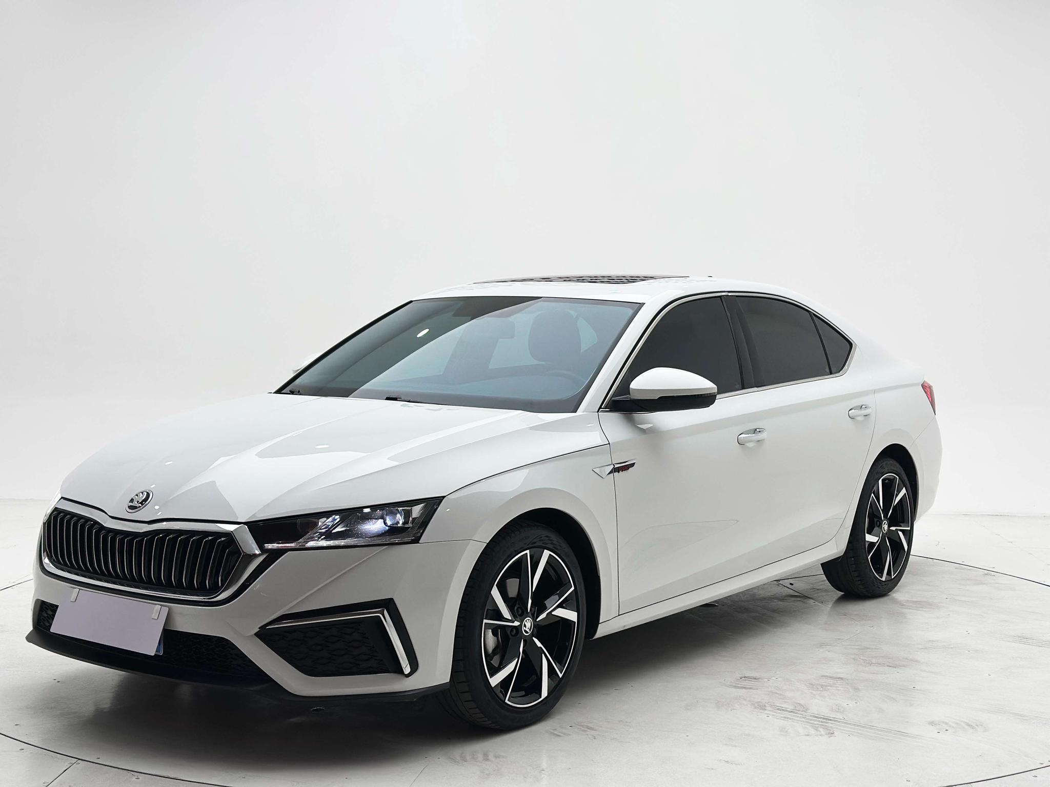 Skoda Octavia 2023, 1.4 л турбо, робот (DCT), передний, пробег 14 000 км — авто из Китая с пробегом