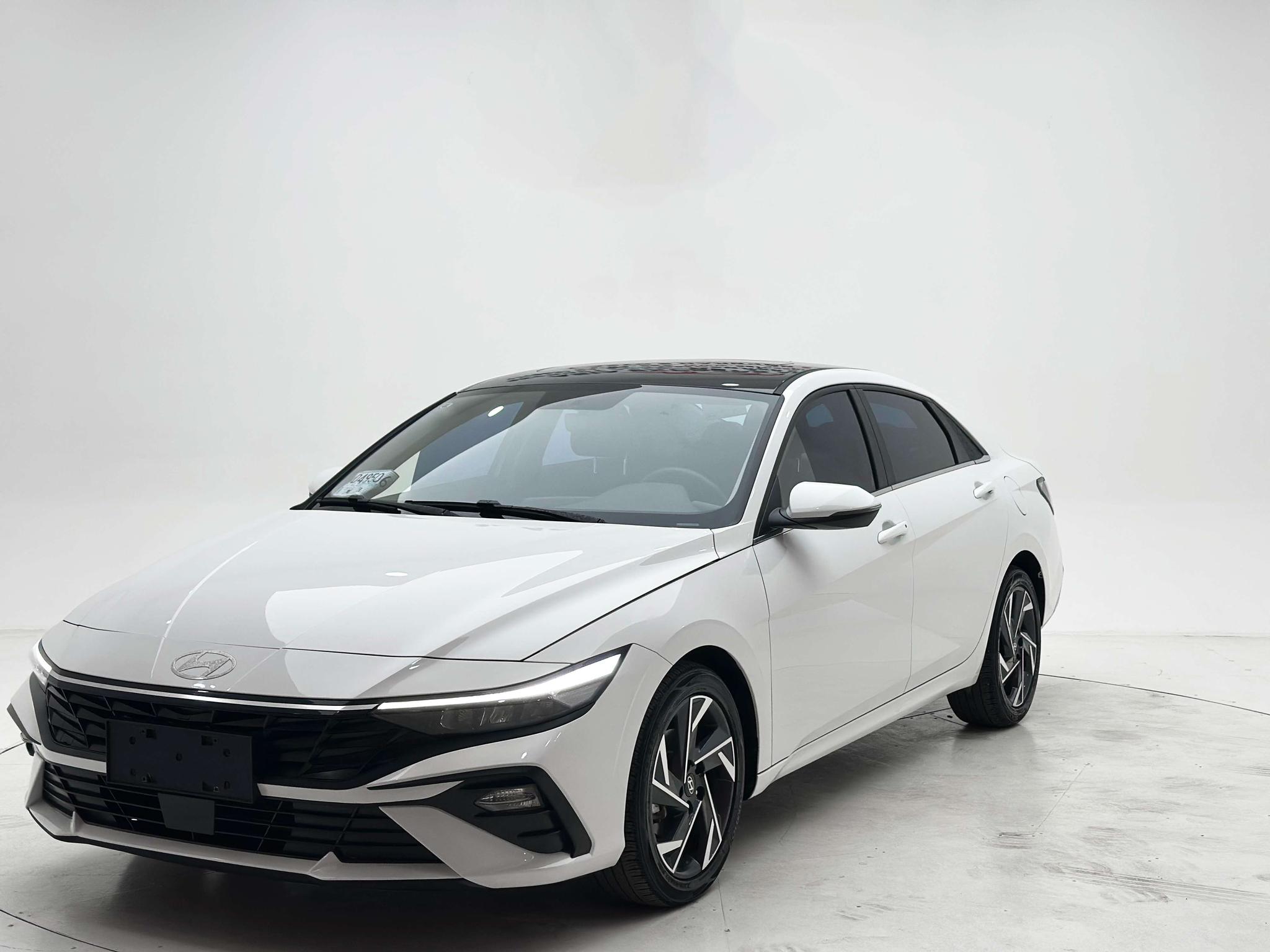 Hyundai Elantra 2023, 1.5 л, вариатор (CVT), передний, пробег 30 000 км — авто из Китая с пробегом