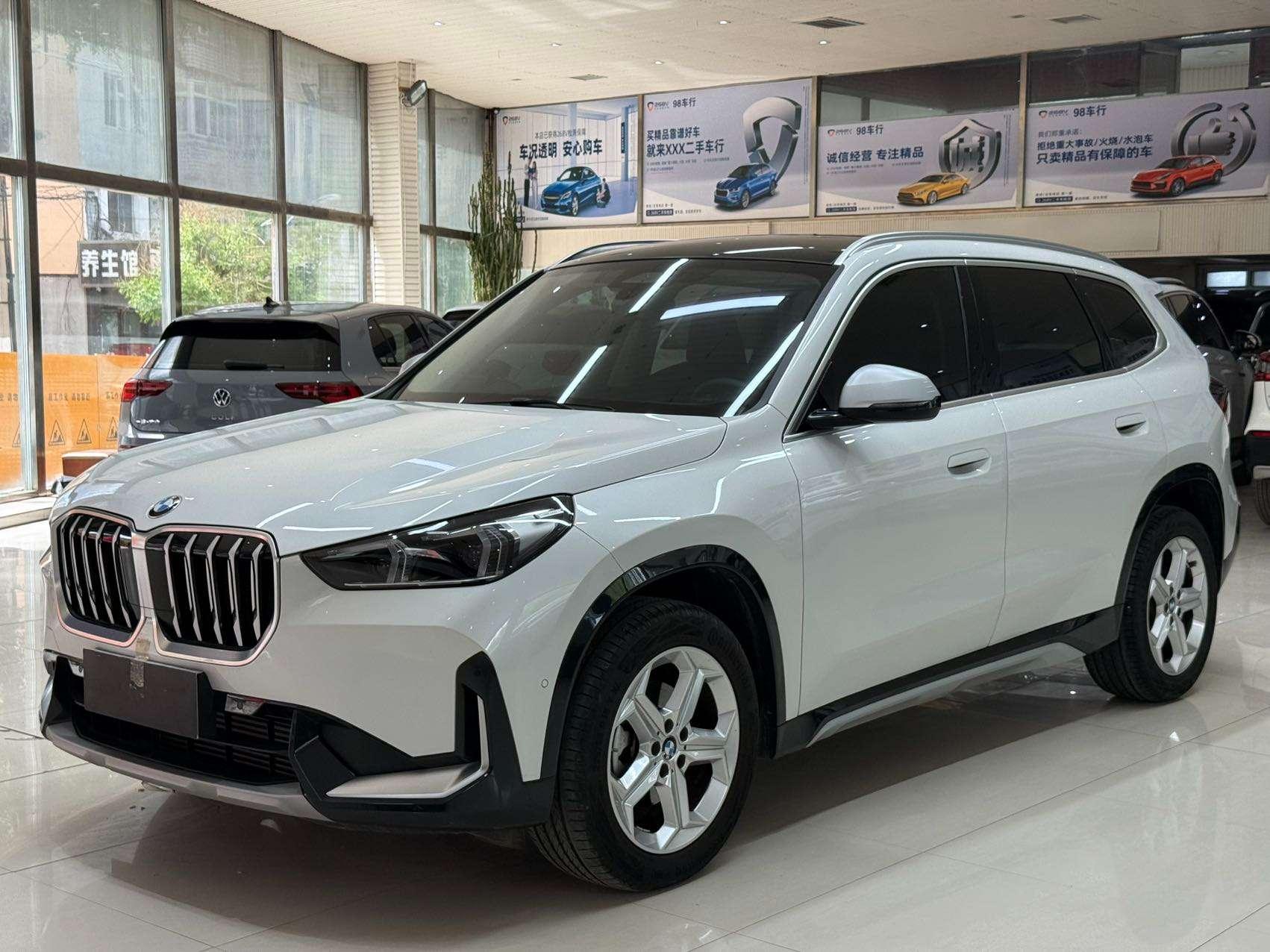BMW X1 2023, 1.5 л турбо, робот (DCT), передний, пробег 17 000 км — авто из Китая с пробегом