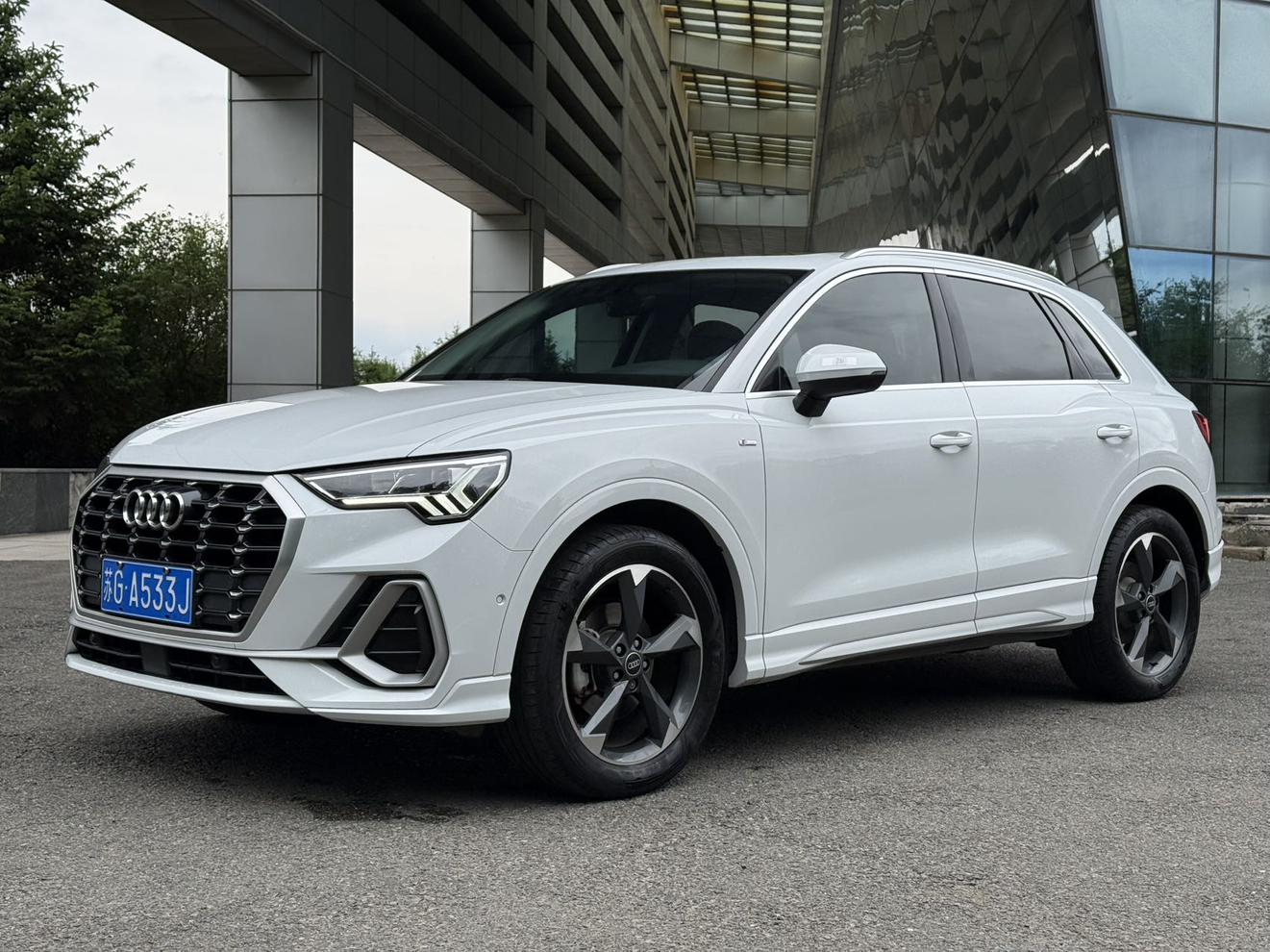 Audi Q3 2022, 1.4 л турбо, робот (DCT), передний, пробег 36 000 км — авто из Китая с пробегом