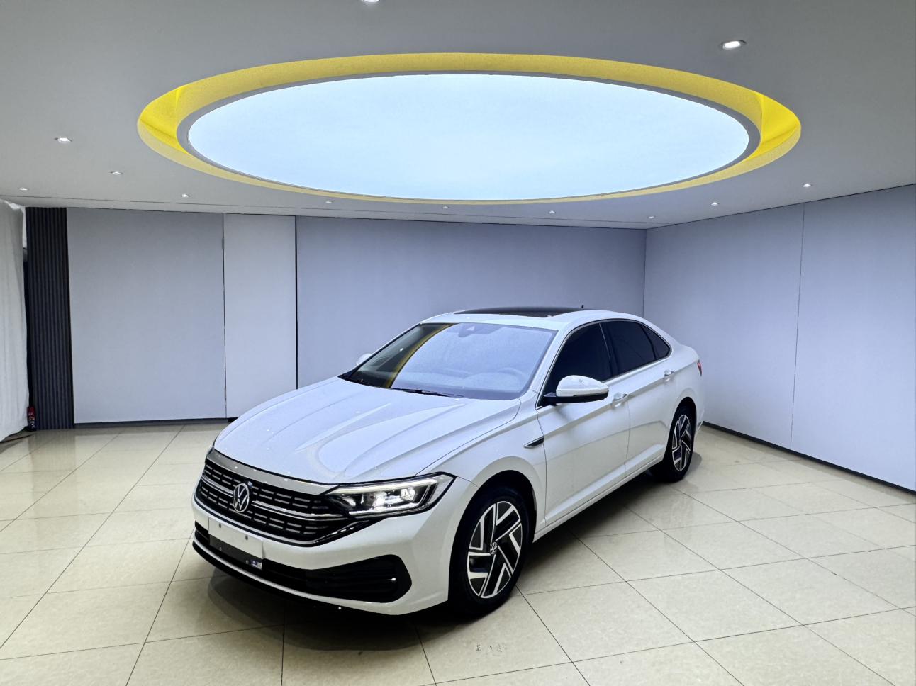 Volkswagen Jetta 2023, 1.4 л турбо, 7-ступенчатая двойное сцепление, Передний привод, пробег 23 000 км — авто из Китая с пробегом