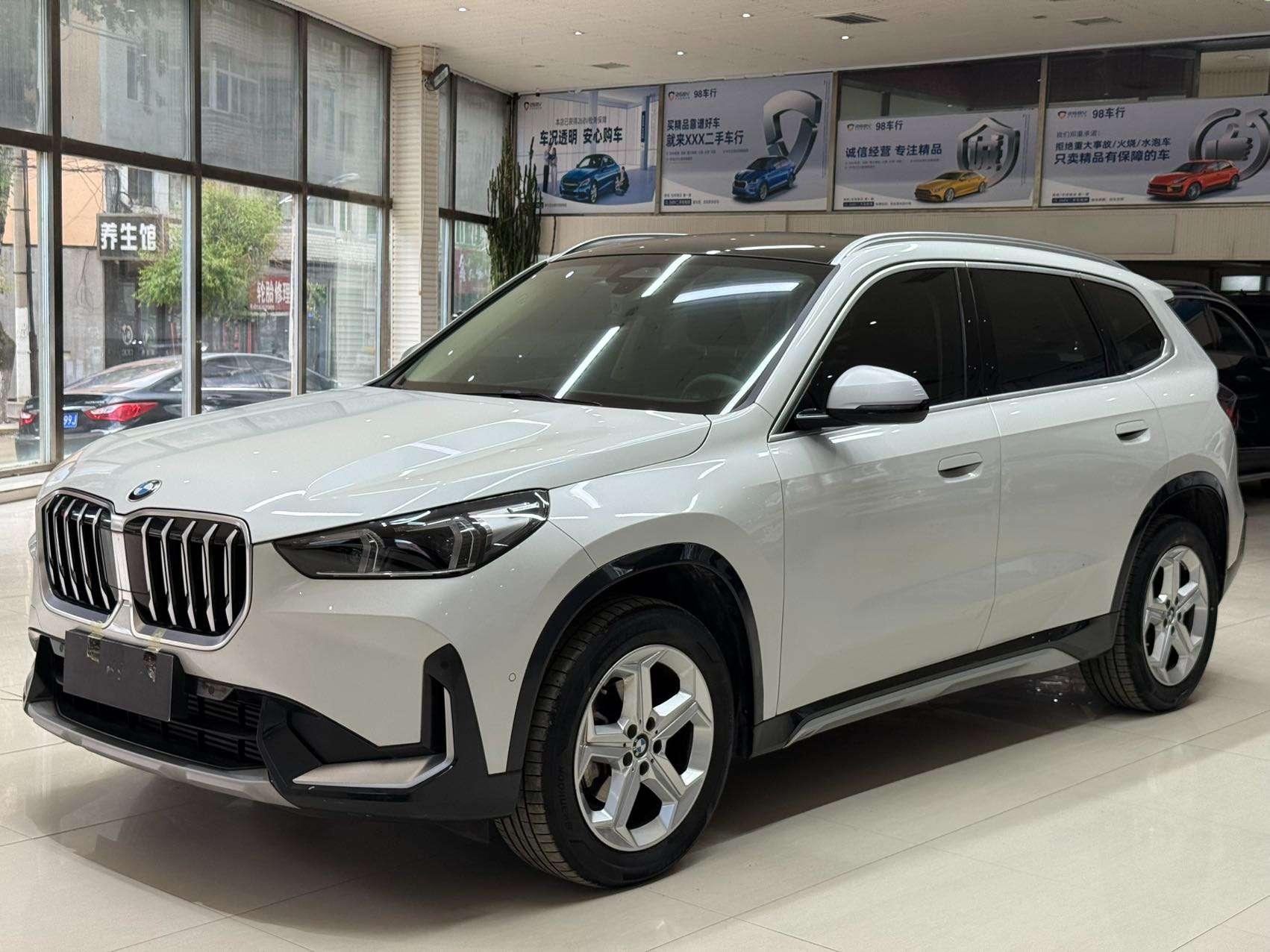 BMW X1 2023, 1.5 л турбо, робот (DCT), передний, пробег 17 000 км — авто из Китая с пробегом