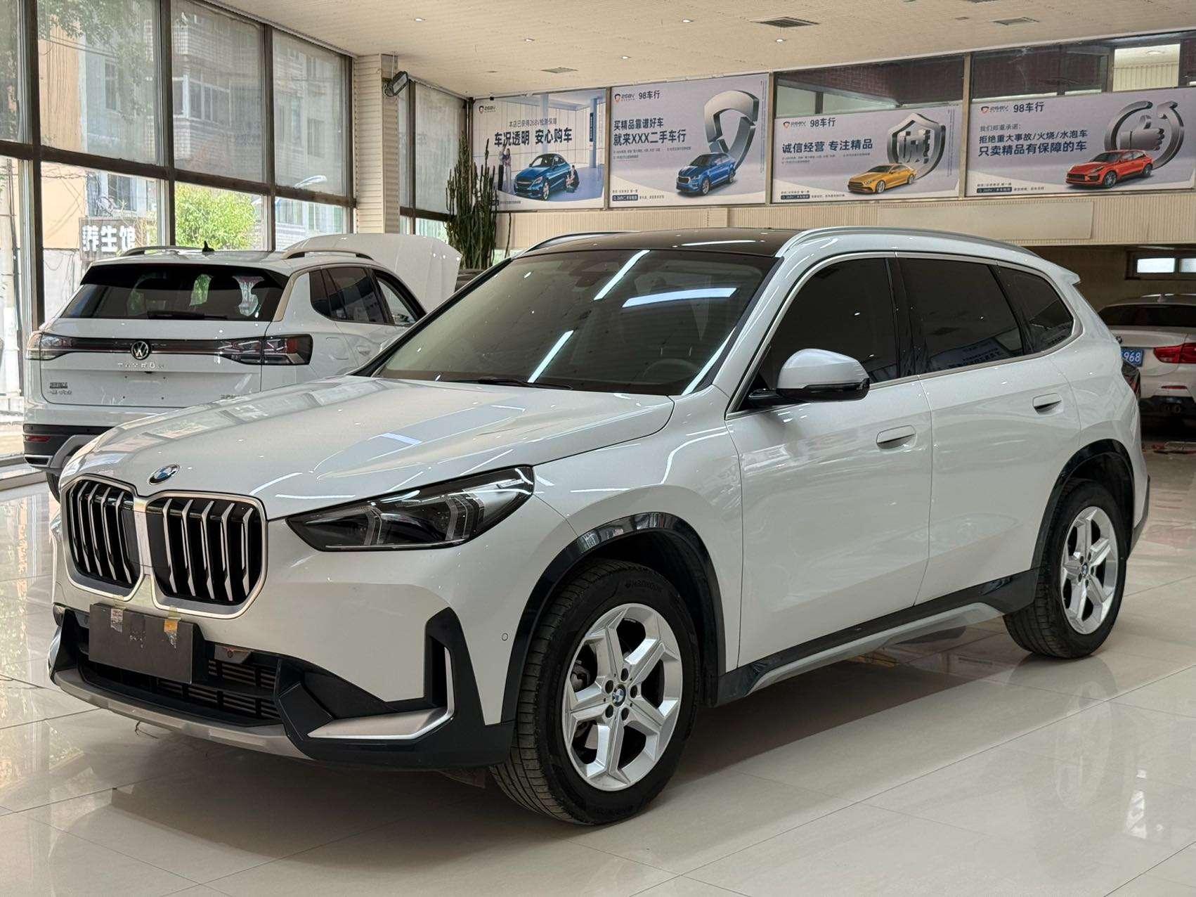 BMW X1 2023, 1.5 л турбо, робот (DCT), передний, пробег 22 000 км — авто из Китая с пробегом