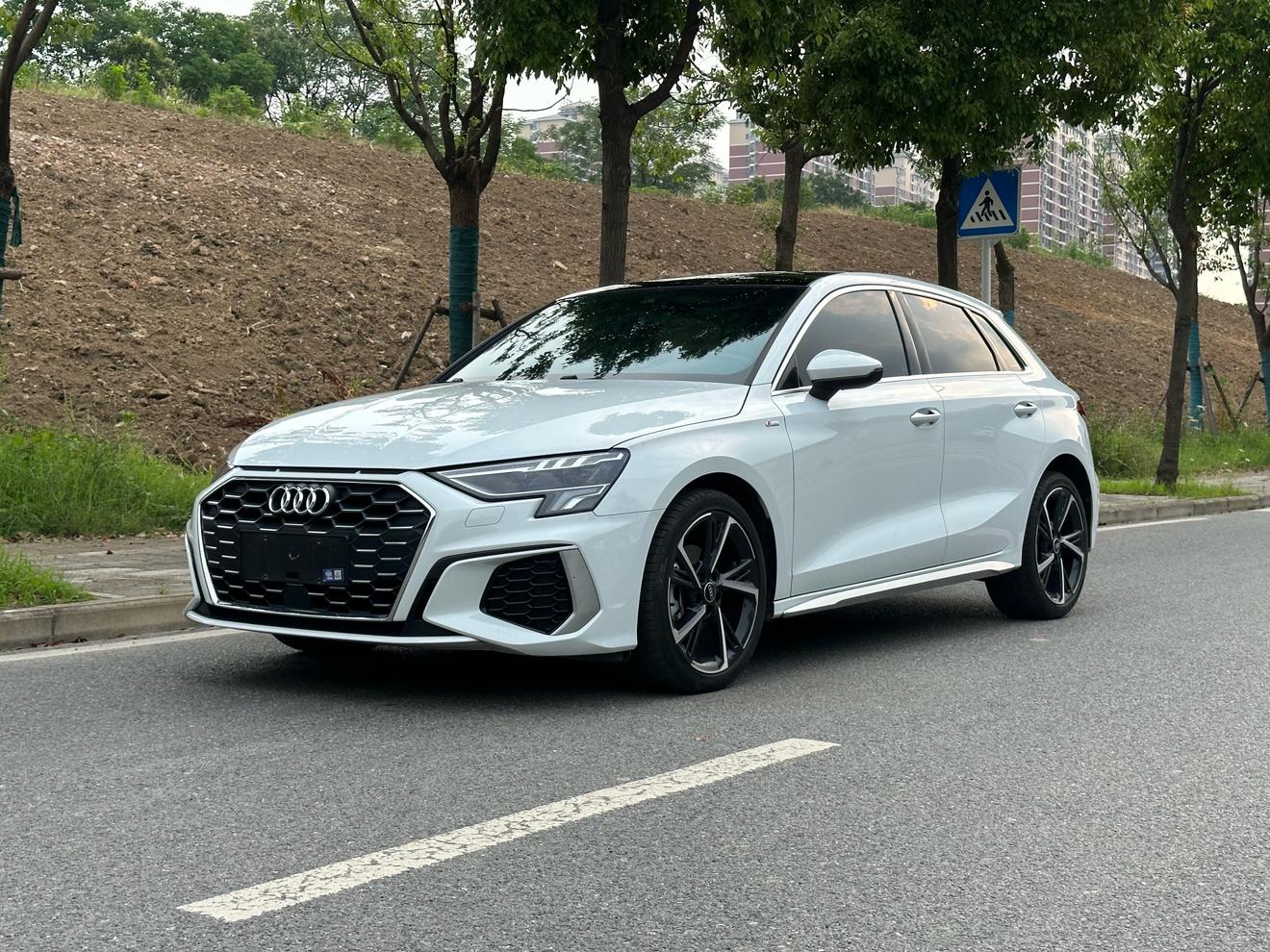 Audi A3 2023, 1.4 л турбо, робот (DCT), передний, пробег 42 000 км — авто из Китая с пробегом