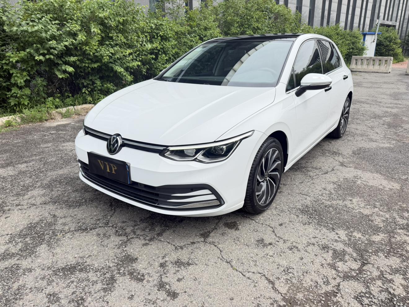 Volkswagen Golf 2023, 1.4 л турбо, робот (DCT), передний, пробег 29 000 км — авто из Китая с пробегом