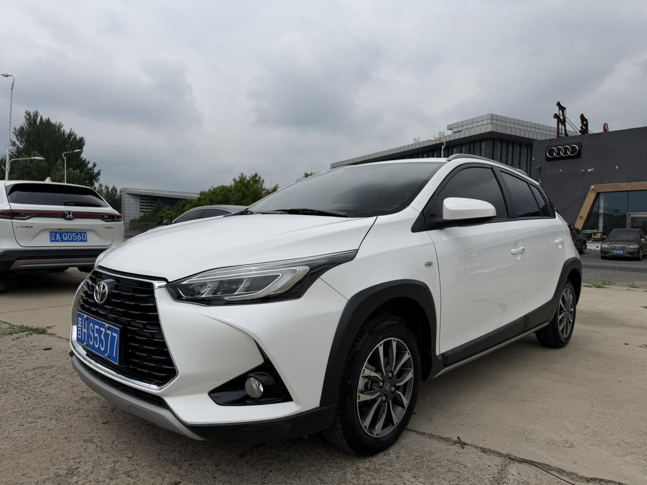 Toyota Yaris 2022, 1.5 л, вариатор (CVT), передний, пробег 19 000 км — авто из Китая с пробегом